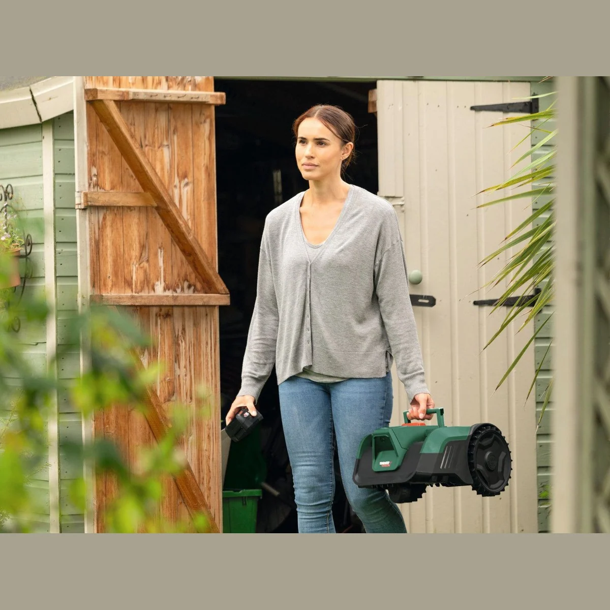 Bosch Home & Garden Rasenmähroboter VISIMOW18V-100, für Rasenflächen bis 100 m², inkl. Akku und Ladegerät 2