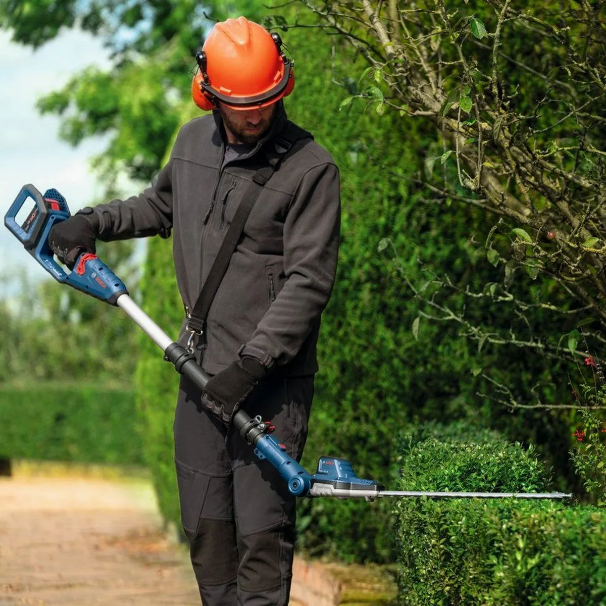 Bosch Professional Teleskop-Heckenschere GHE 18V-50 TP Solo, bis 2,5 m Arbeitshöhe, kabellose Freiheit 2