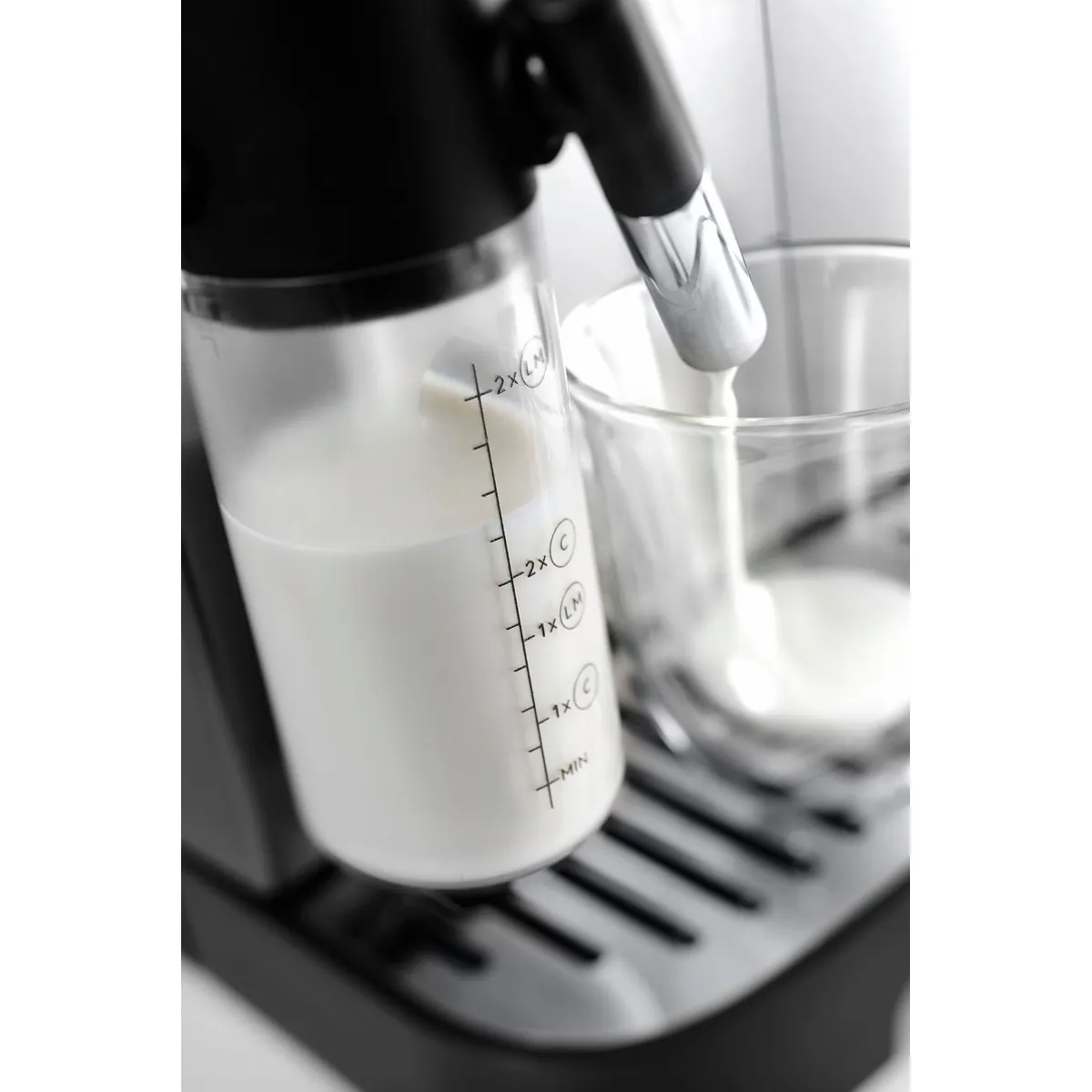 De'Longhi Magnifica Evo ECAM290.61.SB, 5 Kaffeerezepte, automatisierte Reinigung, LatteCrema System 3