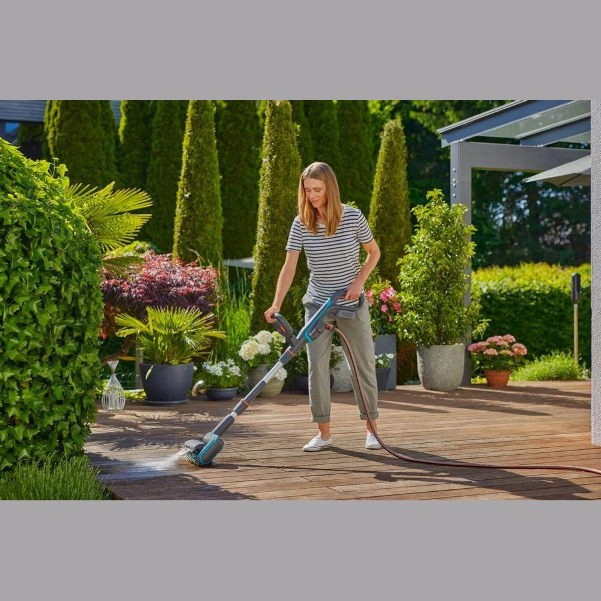 GARDENA Akku-Terrassenreiniger, vielseitig einsetzbar, hohe Akkuleistung 5