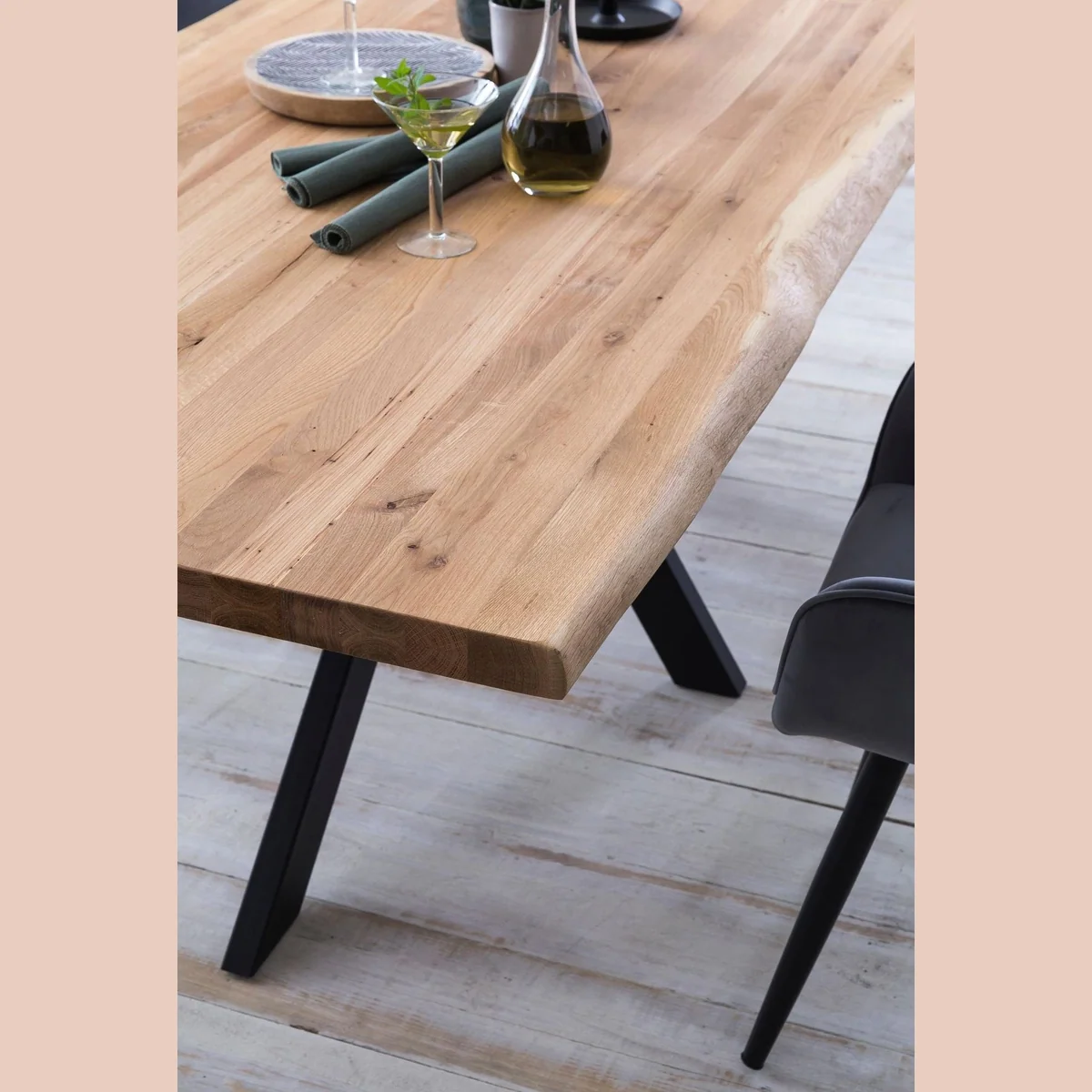 Home affaire Esstisch Tristan, Massivholz Wildeiche, modernes Design mit Baumkante 3