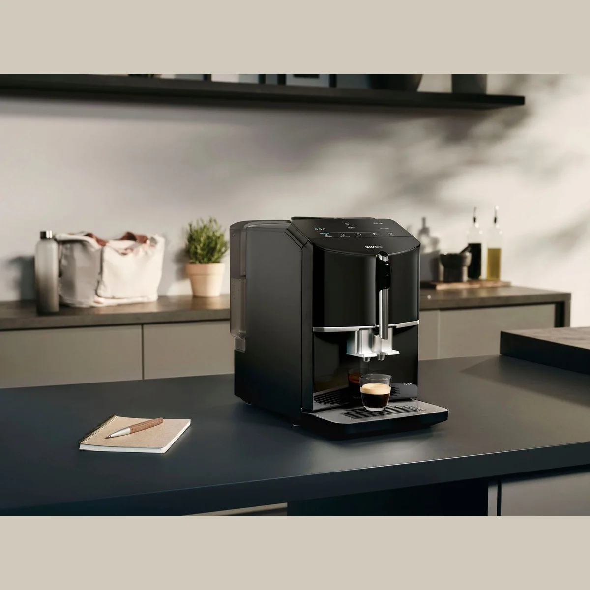 SIEMENS EQ.300 TF301E19 Kaffeevollautomat, OneTouch-Funktion, Keramikmahlwerk, elegantes Design 2