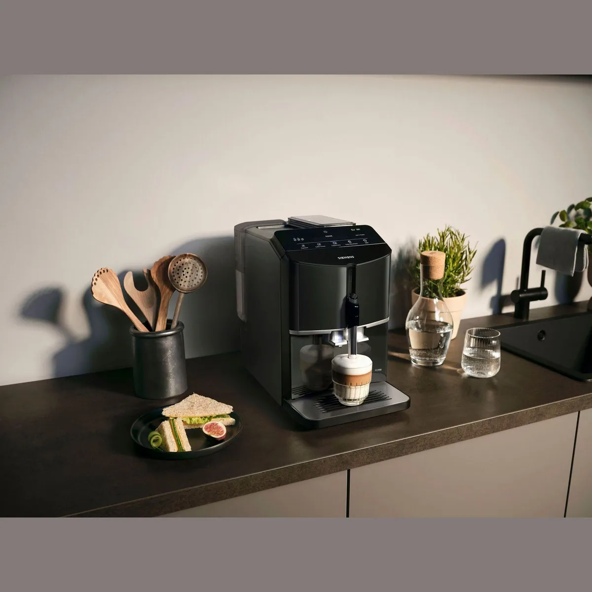 SIEMENS EQ.300 TF301E19 Kaffeevollautomat, OneTouch-Funktion, Keramikmahlwerk, elegantes Design 3