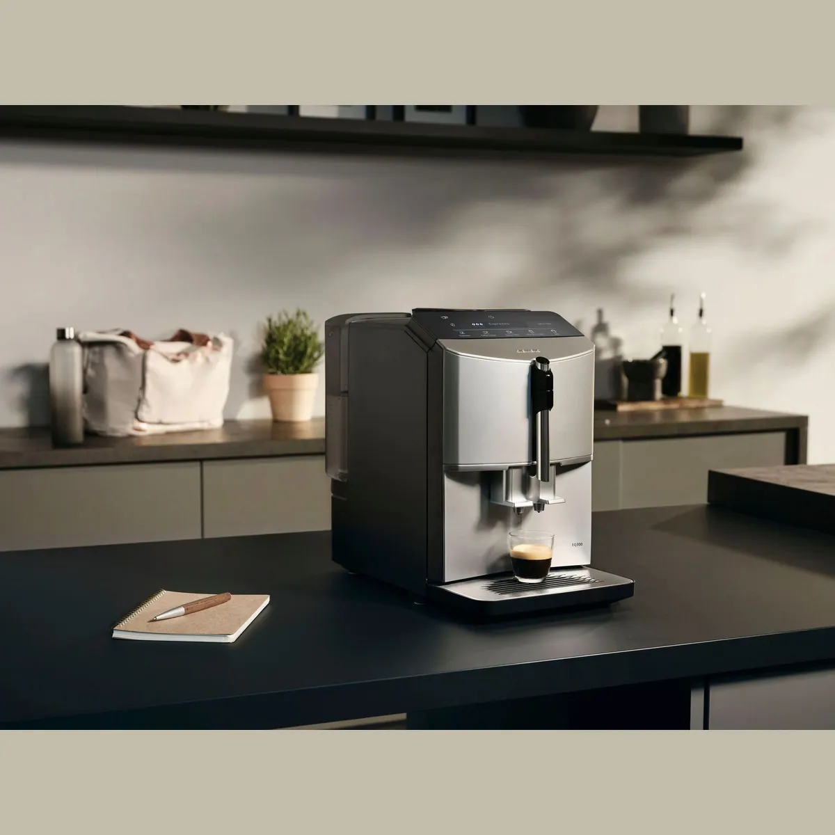 SIEMENS EQ.300 TF303E07 Kaffeevollautomat, OneTouch-Funktion & Keramikmahlwerk 2
