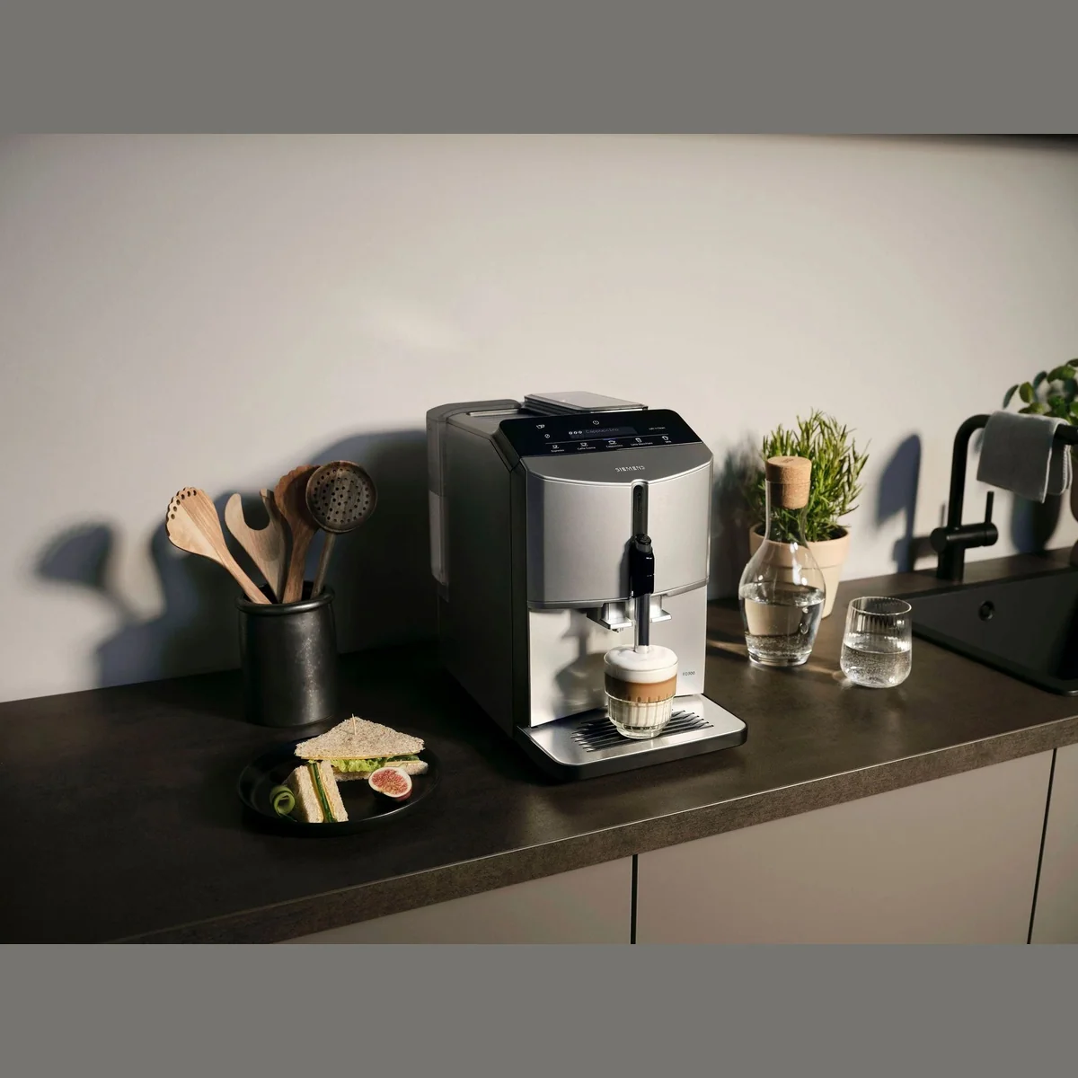 SIEMENS EQ.300 TF303E07 Kaffeevollautomat, OneTouch-Funktion & Keramikmahlwerk 4