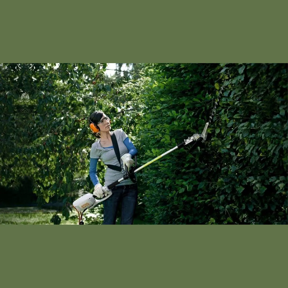 STIHL HLE 71 K Elektro-Heckenschneider, 125° verstellbarer Messerbalken, geräuscharmer Elektromotor 2