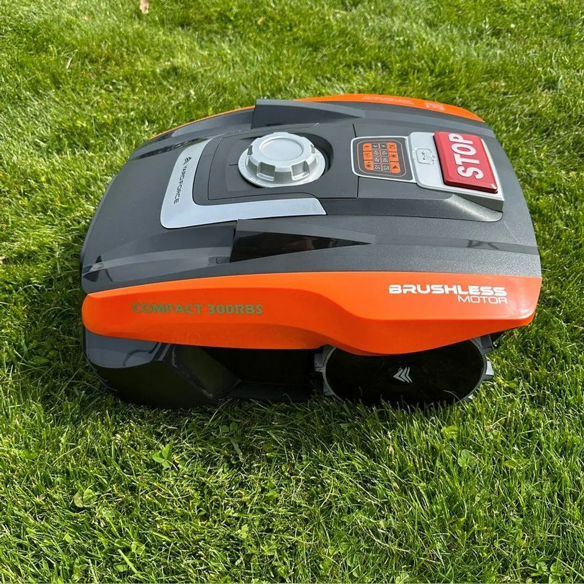 Yardforce Compact 300RBS Mähroboter, präziser Schnitt & einfache Bedienung — inkl. Mähroboter-Garage 3