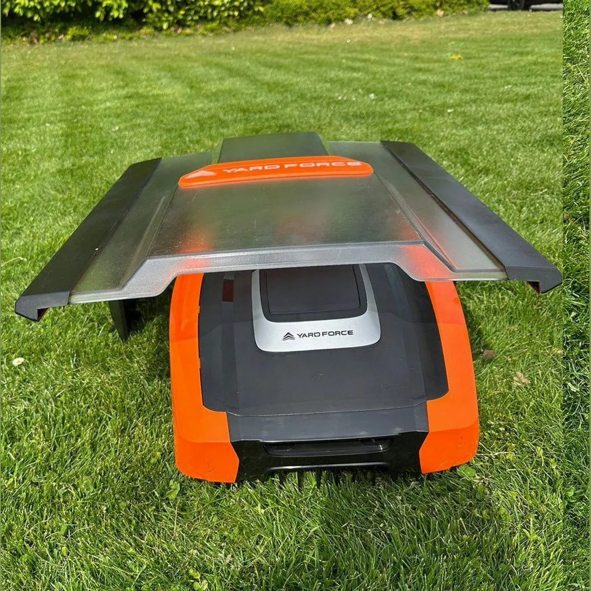 Yardforce EasyMow 260B Rasenmähroboter, Bluetooth-Steuerung, 30% Steigung, inklusive Garage 2